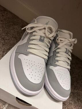 Jordan Men's Low-Top Sneakers in White and Light Gray